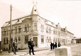 roh Masarykovy a Komenského ulice 1908
